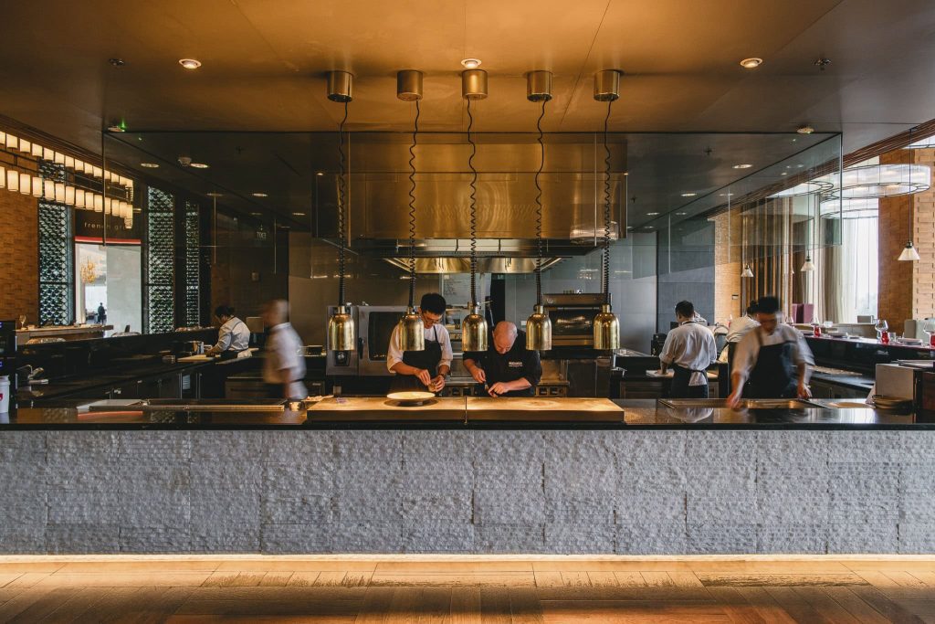 Không gian bếp tại nhà hàng French Grill JW Marriot